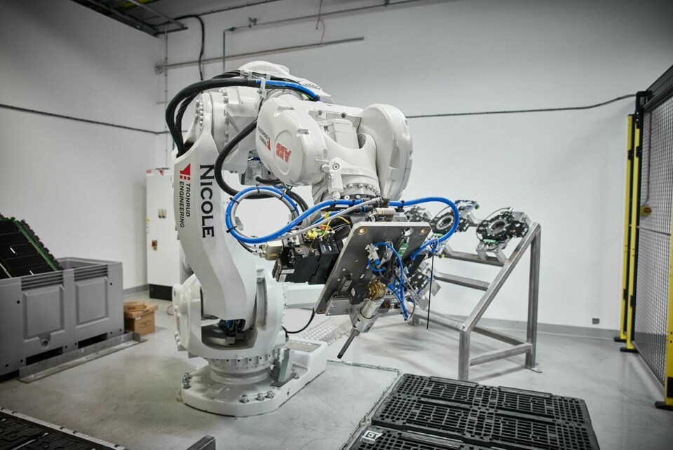 En ABB-robot hjälper till att demontera batterierna. Foto: Pia Nordlander