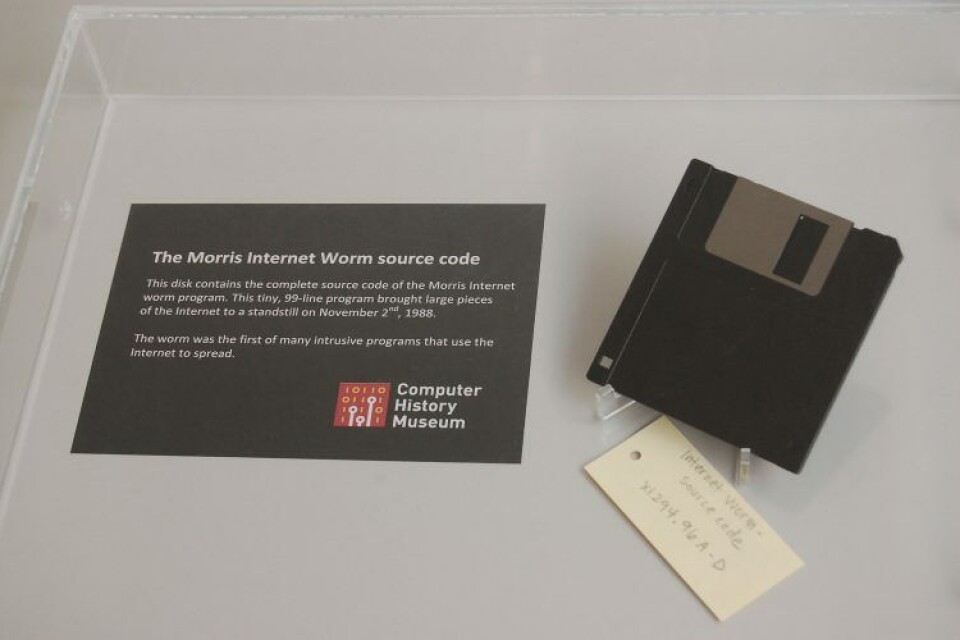 Den floppy-diskett som innehåller källkoden för Robert Morris mask finns i dag bevarad på Computer History Museum i Kalifornien, USA. Foto: INTEL Den floppy-diskett som innehåller källkoden för Robert Morris mask finns i dag bevarad på Computer History Museum i Kalifornien, USA. Foto: INTEL