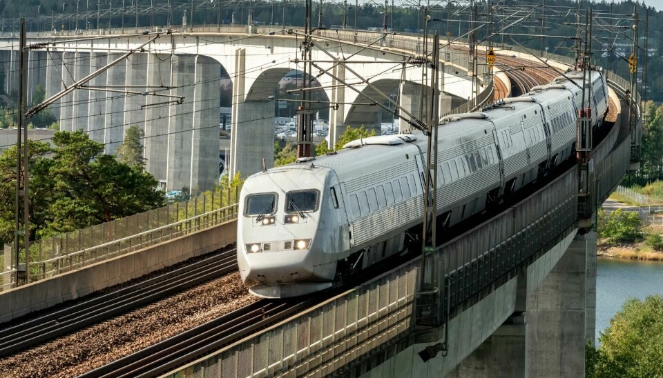 X2000 är än i dag det enda tåget i Sverige som får köra upp till 200 kilometer i timmen i kurvor. Foto: TT/SJ