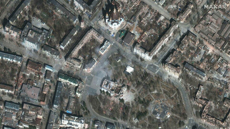 Bilden visar den bombade teatern i ukrainska Mauriopol den 29 mars i år, där civila sökt skydd, fotograferad från en av Maxars satelliter. Foto: Maxar Technologies/AP/TT