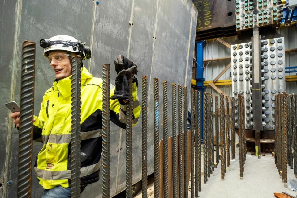 David Salekärr håller koll på att stålnoderna placeras rätt och att arbetet fortskrider som det ska. Foto: Kasper Dudzik