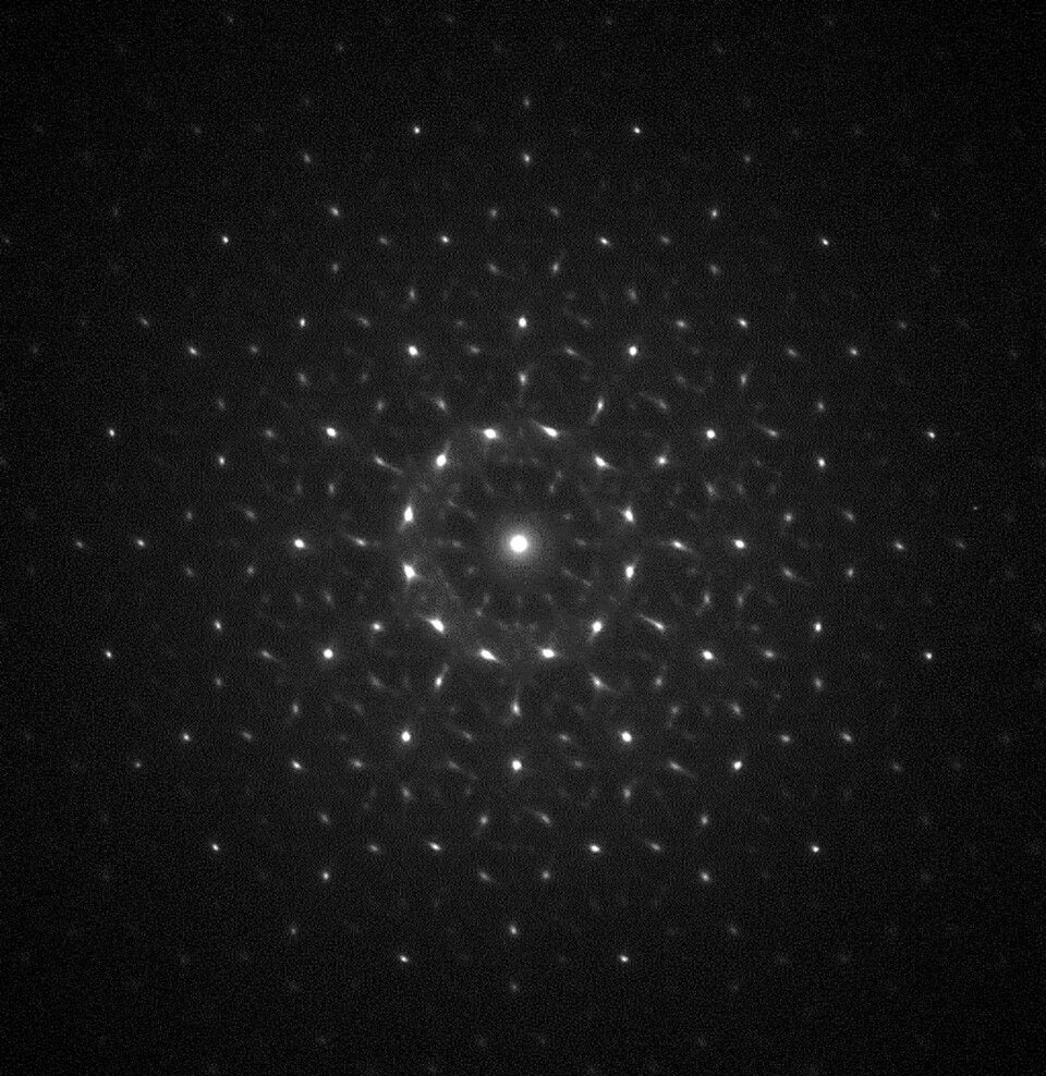 Diffraktionsmönster av kvasikristallen som visar på en tolvfaldig symmetri. Foto: Luca Bindi Diffraktionsmönster av kvasikristallen som visar på en tolvfaldig symmetri. Foto: Luca Bindi