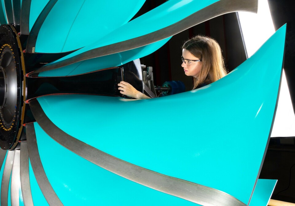 Merparten av fläktbladen är tillverkade avkolfiberkomposit (turkost), bladspetsarna av titan. Foto: Rolls-Royce Merparten av fläktbladen är tillverkade avkolfiberkomposit (turkost), bladspetsarna av titan. Foto: Rolls-Royce