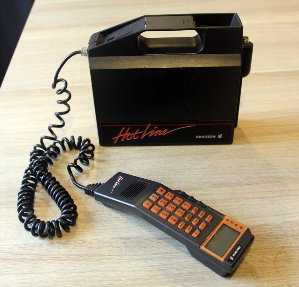 År 1984: Hotline NMT 450 Combi var den första bärbara mobiltelefonen som företaget konstruerade. Den vägde 4,4 kilo och hade en batteritid på tolv timmar. Hotline hade tre olika varianter av orange telefonlur och kom tre år senare ut i en mer bärbar NMT900-versionen. Foto: ANGELICA SÖDERBERG År 1984: Hotline NMT 450 Combi var den första bärbara mobiltelefonen som företaget konstruerade. Den vägde 4,4 kilo och hade en batteritid på tolv timmar. Hotline hade tre olika varianter av orange telefonlur och kom tre år senare ut i en mer bärbar NMT900-versionen. Foto: ANGELICA SÖDERBERG