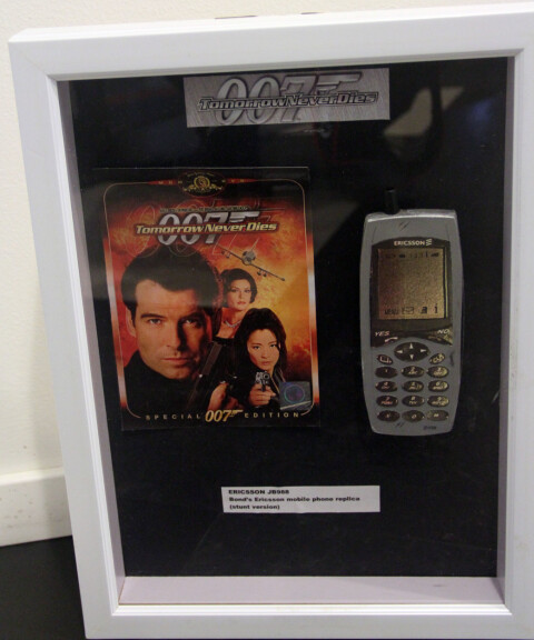 Fejktelefonen JB988, tillverkad i trä, som produktplacerades i Bond-filmen Tomorrow Never Dies. Foto: ANGELICA SÖDERBERG