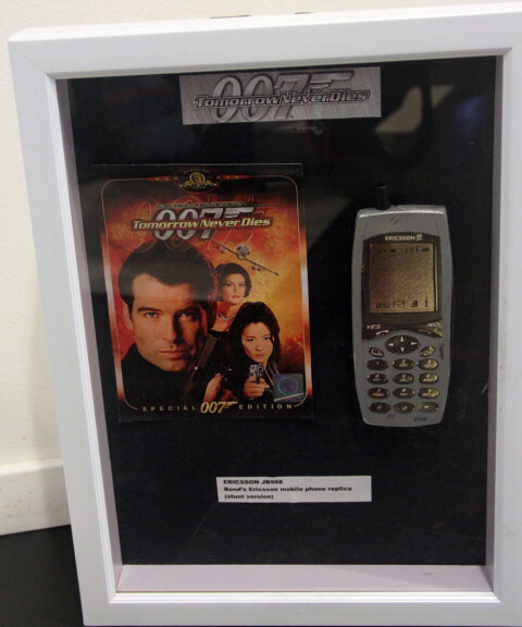 Fejktelefonen JB988, tillverkad i trä, som produktplacerades i Bond-filmen Tomorrow Never Dies. Foto: ANGELICA SÖDERBERG Fejktelefonen JB988, tillverkad i trä, som produktplacerades i Bond-filmen Tomorrow Never Dies. Foto: ANGELICA SÖDERBERG