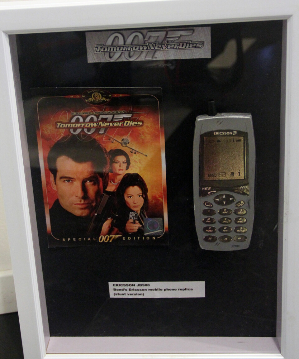 Fejktelefonen JB988, tillverkad i trä, som produktplacerades i Bond-filmen Tomorrow Never Dies. Foto: ANGELICA SÖDERBERG