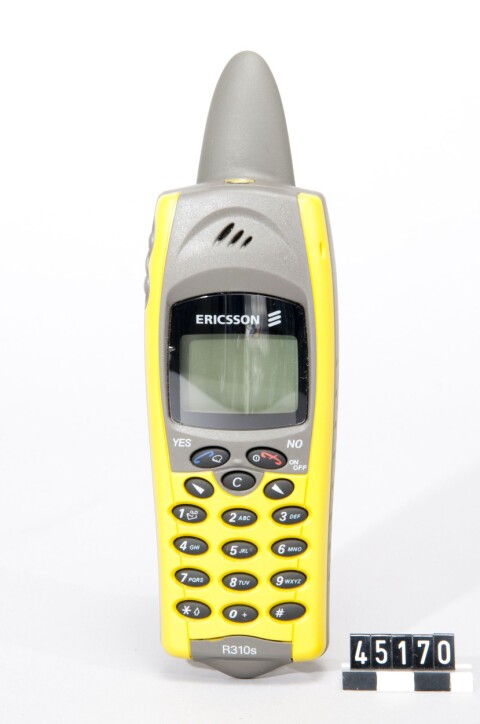 Mobilerna med ”hajfenan” som antenn, R310, blev populär bland yrkesgrupper som behövde en slagtålig telefon. ”De används fortfarande av jägare, som tycker att de är stabila”, säger Tor Björn Minde. R310 hade vattentäta membran av Goretex och silikonpackningar som hindrade fukt och smuts från att skada elektroniken. Foto: PETER HÄLL/TEKNISKA MUSEET Mobilerna med ”hajfenan” som antenn, R310, blev populär bland yrkesgrupper som behövde en slagtålig telefon. ”De används fortfarande av jägare, som tycker att de är stabila”, säger Tor Björn Minde. R310 hade vattentäta membran av Goretex och silikonpackningar som hindrade fukt och smuts från att skada elektroniken. Foto: PETER HÄLL/TEKNISKA MUSEET