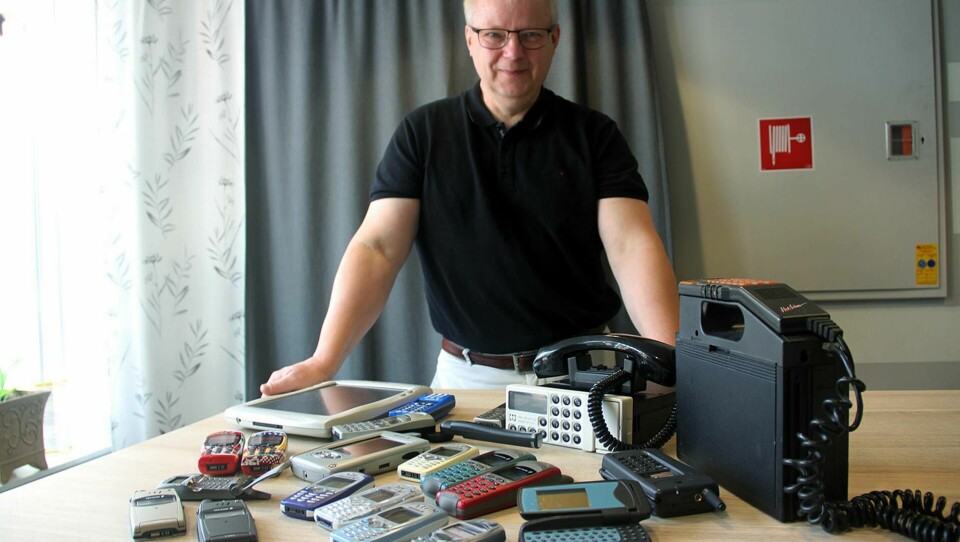 Under en period på 1990-talet var Ericsson världens största mobiltelefontillverkare. Tor Björn Minde var en del av telekomjättens forskningsenhet under 30 års tid och har varit en del av resan från ”sexkilosklumpar” till de allra minsta modellerna på 60 gram. Foto: ANGELICA SÖDERBERG