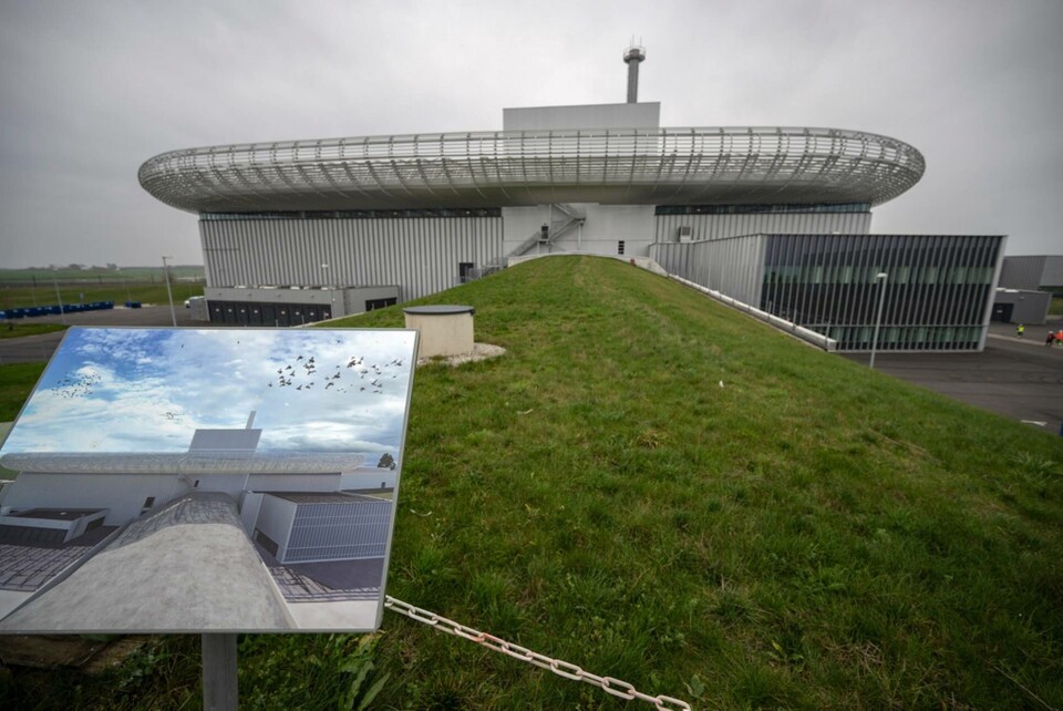 Gräs frodas på den 537 meter långa acceleratortunneln med målbyggnaden i bakgrunden på ESS (European Spallation Source) i Lund i november 2022. Arkivbild. Foto: Johan Nilsson/TT Gräs frodas på den 537 meter långa acceleratortunneln med målbyggnaden i bakgrunden på ESS (European Spallation Source) i Lund i november 2022. Arkivbild. Foto: Johan Nilsson/TT
