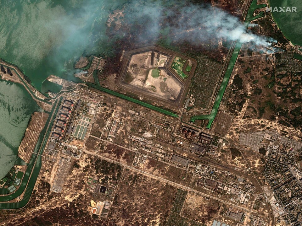 Satellitbild över området där kärnkraftverket Zaporizjzja ligger. Foto: AP/TT
