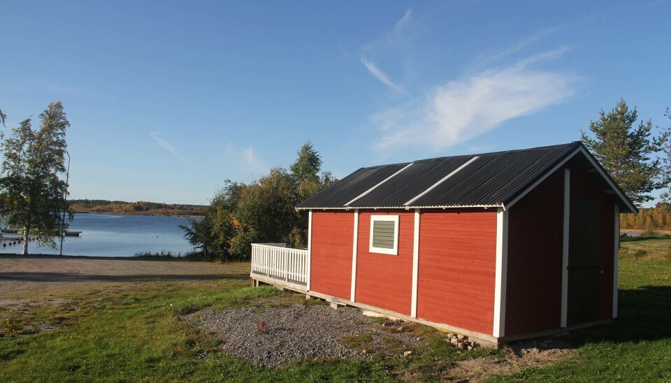 Det ser ut som en riktig sommarstugeidyll, med vacker utsikt över Töre djuphamn i Norrbotten, strax utanför Kalix. Men det är bara ett kamouflage. Foto: Angelica Söderberg Det ser ut som en riktig sommarstugeidyll, med vacker utsikt över Töre djuphamn i Norrbotten, strax utanför Kalix. Men det är bara ett kamouflage. Foto: Angelica Söderberg