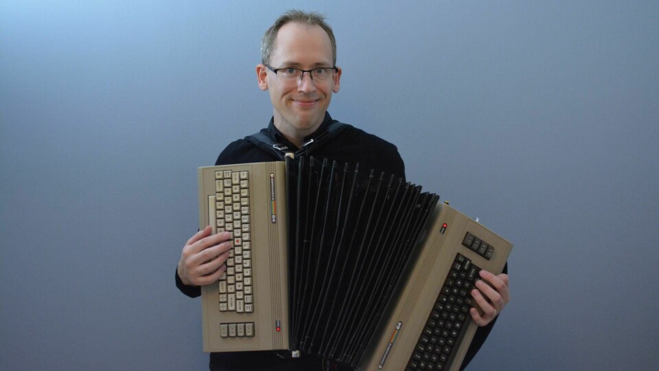 Ingenjören Linus Åkesson samlade på sig uttjänta disketter inför dragspelsbygget. Foto: Linus Åkesson