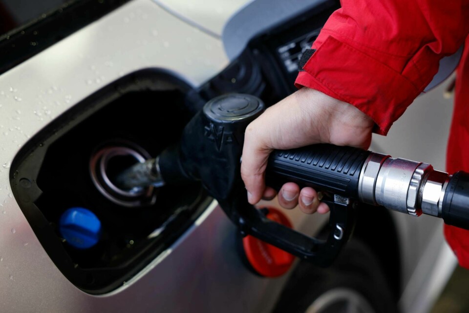 Var kommer råoljan ifrån, som ingår i den bensin och diesel som svenskarna tankar sina fordon med? Foto: Fredrik Persson/TT