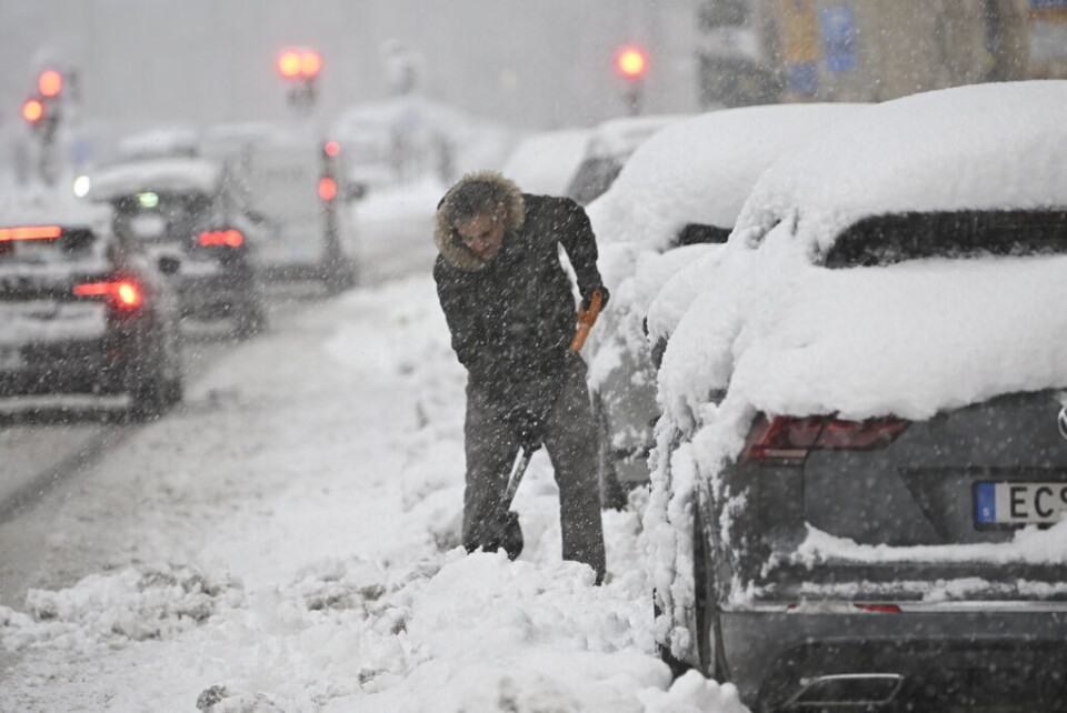 Mer snö väntas under dagen. Här skottar en man fram bilen på Birger Jarlsgatan i Stockholm. Foto: Anders Wiklund/TT Mer snö väntas under dagen. Här skottar en man fram bilen på Birger Jarlsgatan i Stockholm. Foto: Anders Wiklund/TT