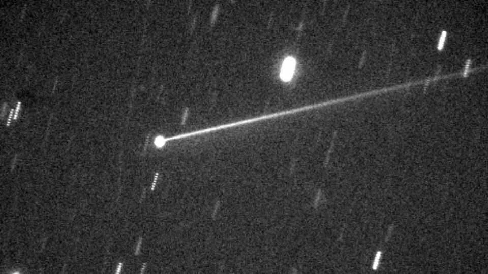 En lång svans följer numera asteroidsystemet med Didymos och Dimorphos som från jorden framstår som en ljuskälla. Foto: Magdalena Ridge Observatory/NM Tech