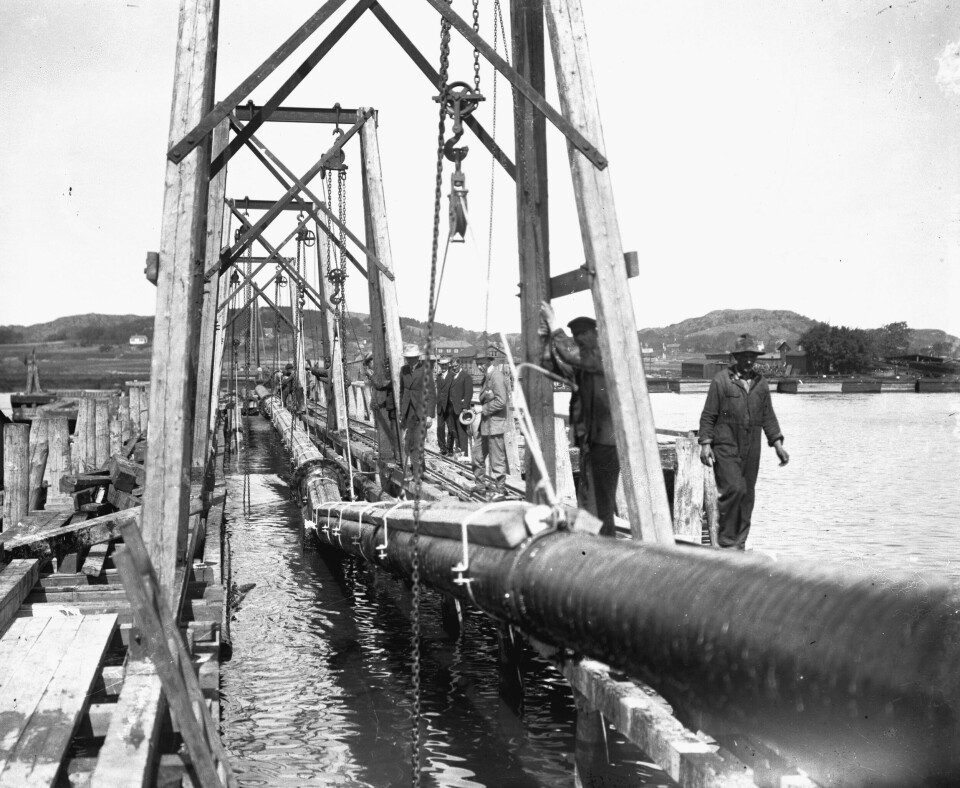 Gasledning till nuvarande Hisingen i Göteborg läggs tvärs över Göta älv, juni 1925. Foto: KAMERAREPORTAGE/TT