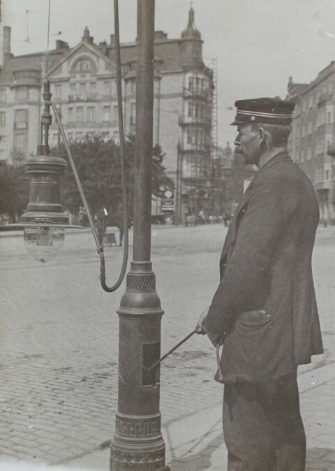 En anställd vid Stockholms gasverk arbetar med en gaslykta vid Norra Bantorget i centrala Stockholm i början av 1900-talet. I städerna tillverkades gasnätens huvudledningar i gjutjärn, medan bi- och inomhusledningar byggdes av smidesjärn. Foto: STOCKHOLMS STADSARKIV En anställd vid Stockholms gasverk arbetar med en gaslykta vid Norra Bantorget i centrala Stockholm i början av 1900-talet. I städerna tillverkades gasnätens huvudledningar i gjutjärn, medan bi- och inomhusledningar byggdes av smidesjärn. Foto: STOCKHOLMS STADSARKIV