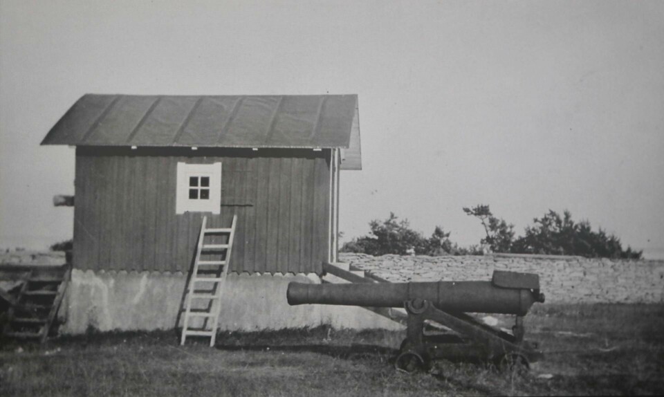 På vissa platser, till exempel Ölands södra udde och Måseskär, står mistkanonerna kvar som påminnelser om de hårda förhållanden som rådde på sjön under 1800-talet. Bilden från 1925 visar Östra kanonhuset på Östergarn, utanför Gotlands östkust. Foto: LOTSVERKET