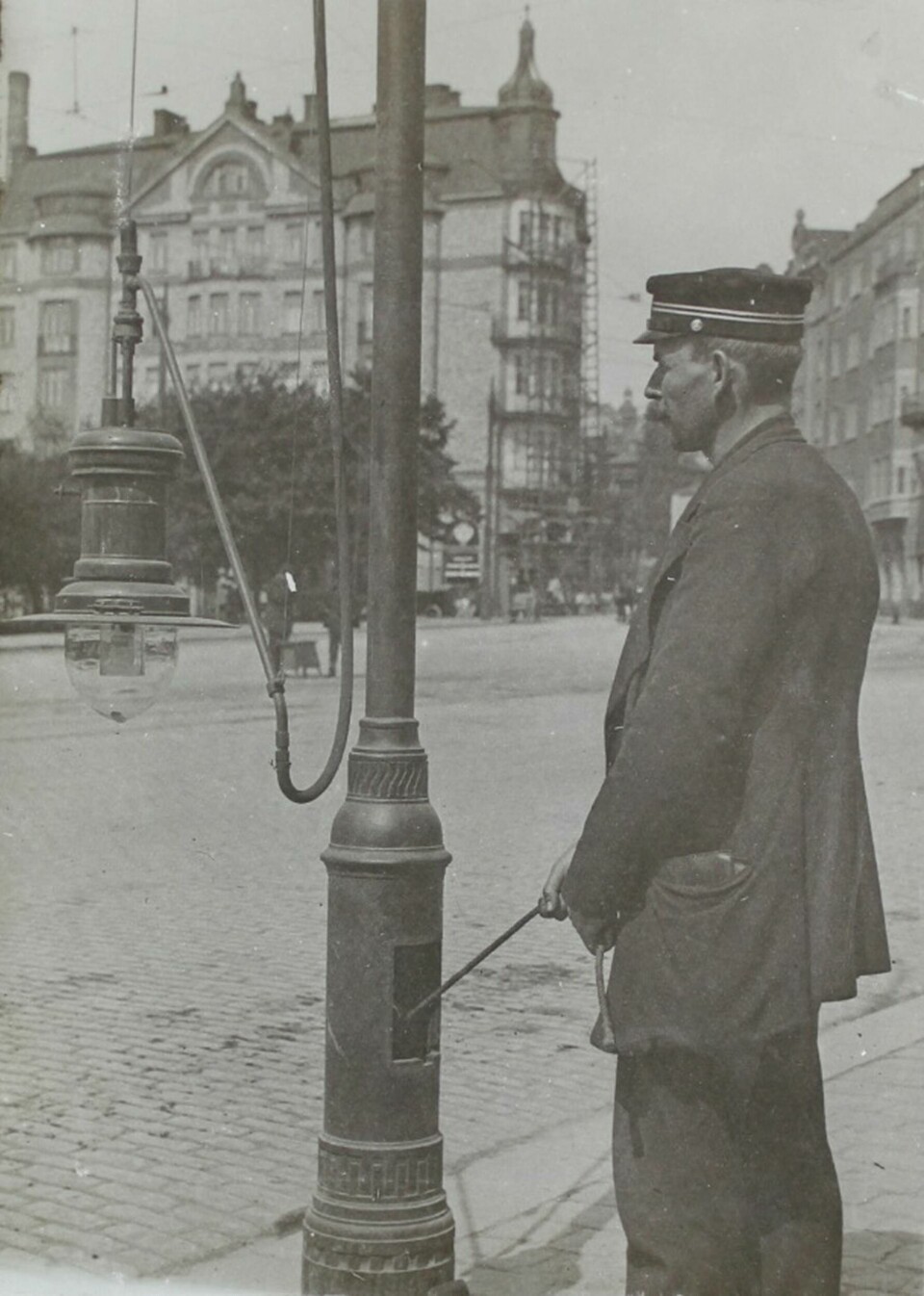 En anställd vid Stockholms gasverk arbetar med en gaslykta vid Norra Bantorget i centrala Stockholm i början av 1900-talet. I städerna tillverkades gasnätens huvudledningar i gjutjärn, medan bi- och inomhusledningar byggdes av smidesjärn. Foto: STOCKHOLMS STADSARKIV