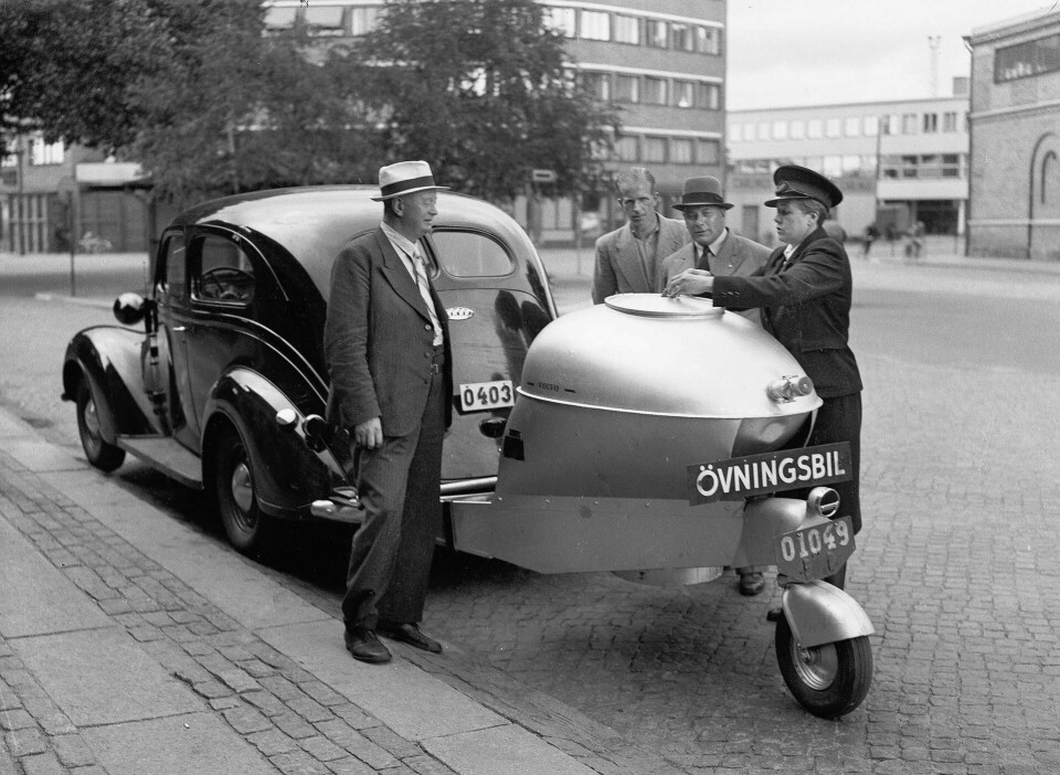 Under bensinbristen som rådde under andra världskriget fick gengasen ett uppsving. Mot slutet av 1940 fanns det 22 000 gengasbilar registrerade i Sverige. Övningsbilen med gengasaggregat är avbildad på Polhemsplatsen i Göteborg samma år. Foto: KAMERAREPORTAGE/TT