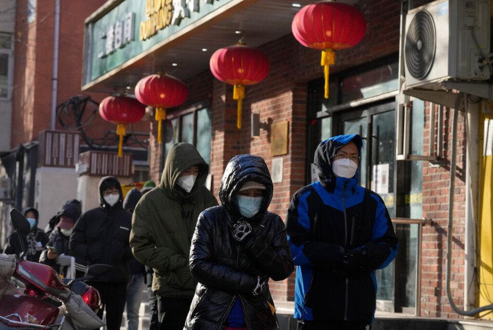 Pekingbor köar utanför ett apotek på tisdagen för att köpa medicin inför ett möjligt större covidutbrott i staden. Foto: Ng Han Guan/AP/TT Pekingbor köar utanför ett apotek på tisdagen för att köpa medicin inför ett möjligt större covidutbrott i staden. Foto: Ng Han Guan/AP/TT
