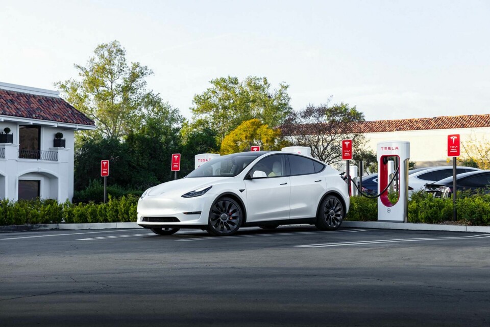 Tesla vill få elbilsägarna att ladda när belastningen på elnätet är lägre. Foto: Tesla