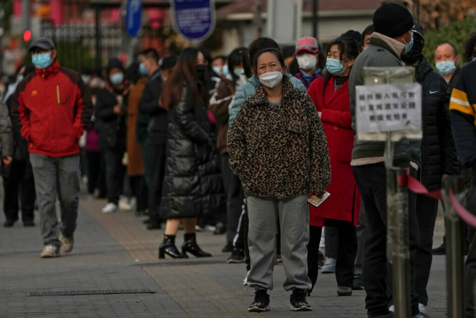 Invånare i Peking köar för rutintester av covid-19, en viktig del av den kinesiska strategin mot smittspridning. Foto: Andy Wong AP/TT