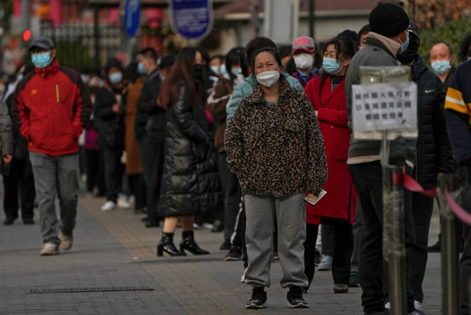 Invånare i Peking köar för rutintester av covid-19, en viktig del av den kinesiska strategin mot smittspridning. Foto: Andy Wong AP/TT Invånare i Peking köar för rutintester av covid-19, en viktig del av den kinesiska strategin mot smittspridning. Foto: Andy Wong AP/TT