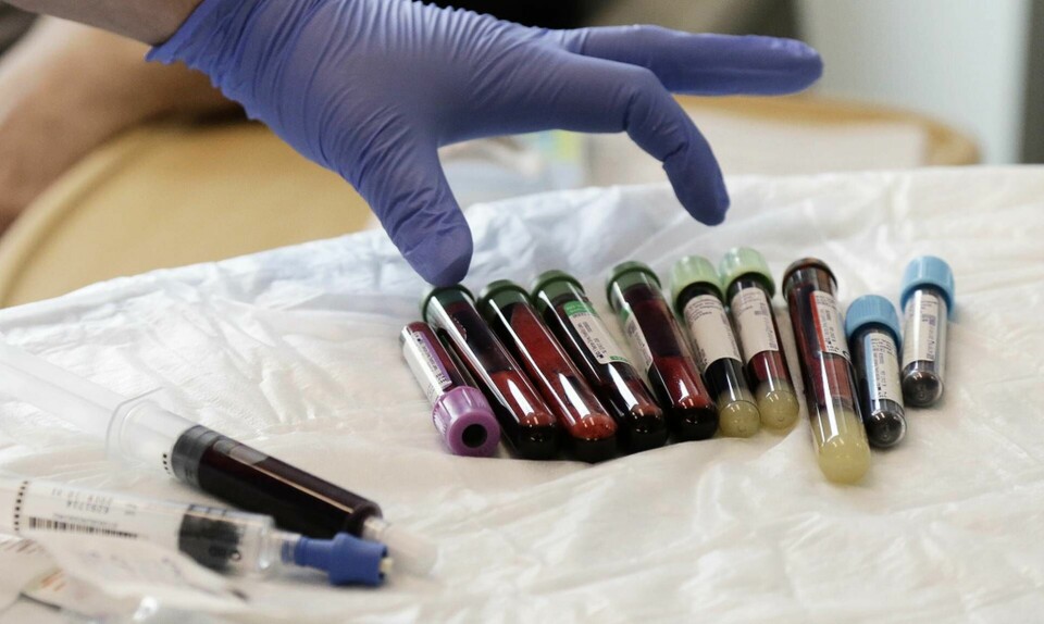 Patienter som får behandling med genmanipulerade celler följ regelbundet upp med bland annat blodprover. Arkivbild. Foto: Elaine Thompson/AP/TT