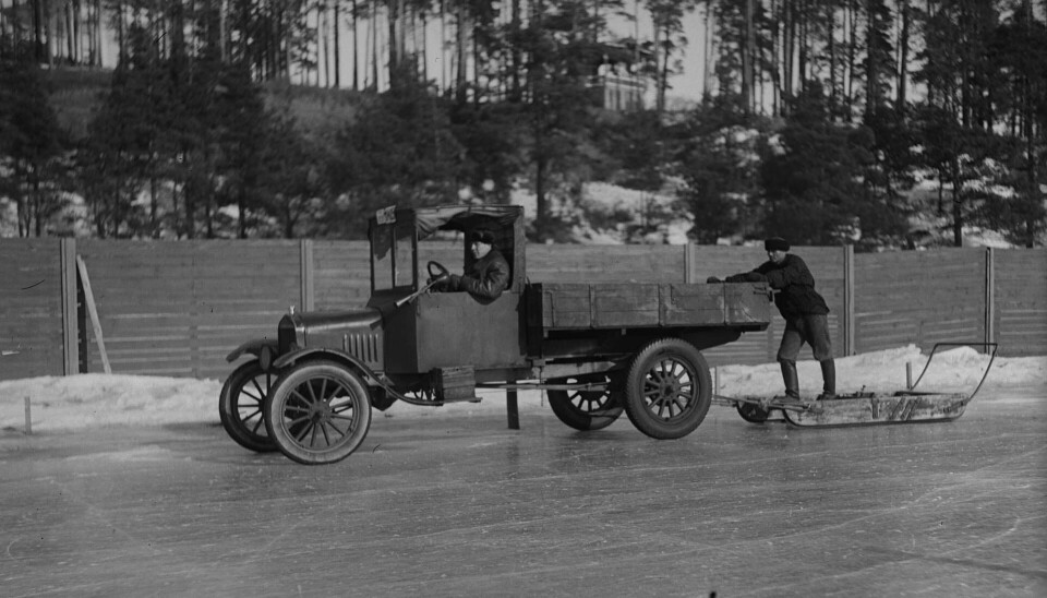 Nuvarande Nokian Tyres test av vinterdäck på sjön Pyhäjärvi på 1930-talet. Foto: NOKIAN TYRES