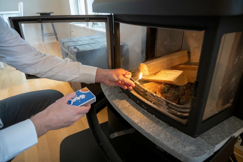 MSB är oroliga över att många ovana personer börjar elda i vinter när elen är dyr. Arkivbild. Foto: Fredrik Sandberg /TT MSB är oroliga över att många ovana personer börjar elda i vinter när elen är dyr. Arkivbild. Foto: Fredrik Sandberg /TT