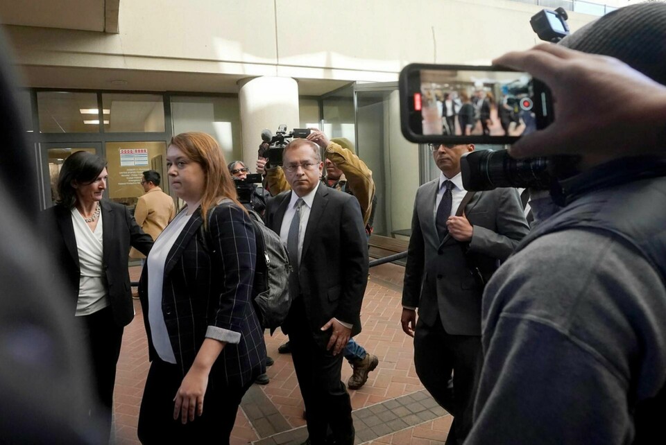 Ramesh 'Sunny' Balwani, i mitten, anländer till en rättssal i San Jose. Foto: Jeff Chiu