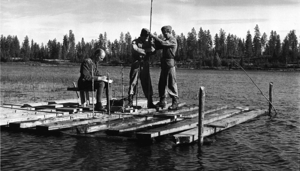 Den 29 juli 1946 började ingenjörstrupper bygga en flotte för att kunna undersöka sjön Kölmjärv, väster om Överkalix i Norrbotten, där vittnen sett en ”spökraket” slå ner med ett fruktansvärt dån. Foto: K-G BARTOLL/UFO-SVERIGE/AFU