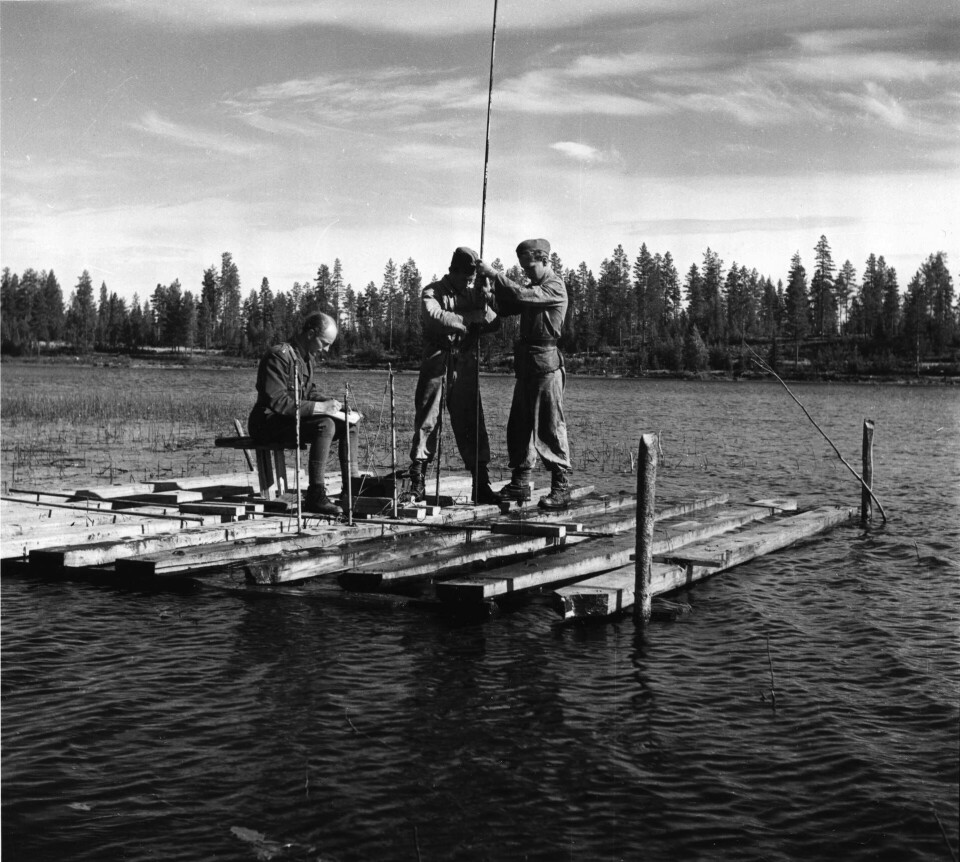 Den 29 juli 1946 började ingenjörstrupper bygga en flotte för att kunna undersöka sjön Kölmjärv, väster om Överkalix i Norrbotten, där vittnen sett en ”spökraket” slå ner med ett fruktansvärt dån. Foto: K-G BARTOLL/UFO-SVERIGE/AFU