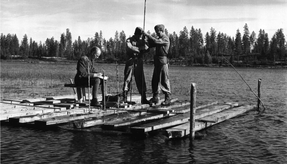 Den 29 juli 1946 började ingenjörstrupper bygga en flotte för att kunna undersöka sjön Kölmjärv, väster om Överkalix i Norrbotten, där vittnen sett en ”spökraket” slå ner med ett fruktansvärt dån. Foto: K-G BARTOLL/UFO-SVERIGE/AFU Den 29 juli 1946 började ingenjörstrupper bygga en flotte för att kunna undersöka sjön Kölmjärv, väster om Överkalix i Norrbotten, där vittnen sett en ”spökraket” slå ner med ett fruktansvärt dån. Foto: K-G BARTOLL/UFO-SVERIGE/AFU