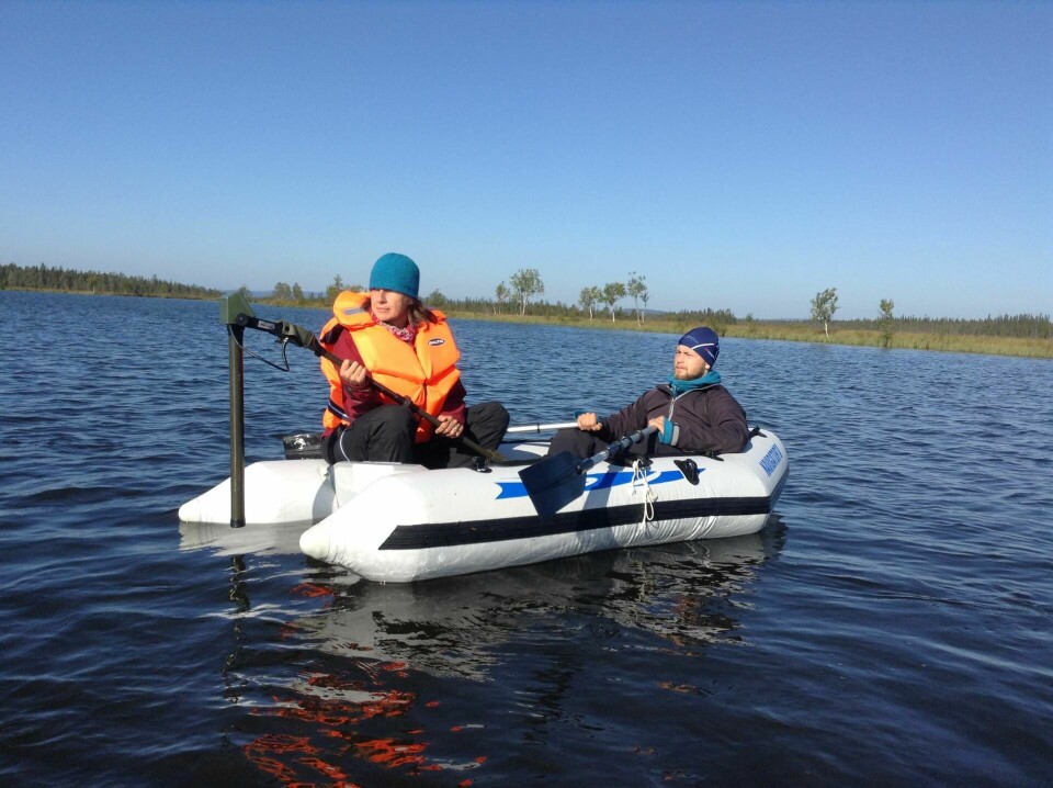 Jaana Gustafsson från Tyréns använder en metalldetektor medan Ludvig Vinka ser till att båten ligger rätt. Foto: CLAS SVAHN/AFU