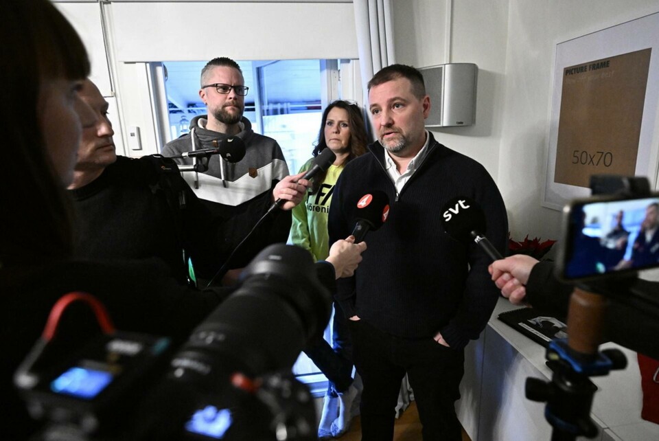 PFAS-föreningens ordförande Herman Afzelius och medlemmar i föreningen i hans hem i Kallinge efter domen i hovrätten över Skåne och Blekinge på tisdagen. Foto: Johan Nilsson/TT PFAS-föreningens ordförande Herman Afzelius och medlemmar i föreningen i hans hem i Kallinge efter domen i hovrätten över Skåne och Blekinge på tisdagen. Foto: Johan Nilsson/TT