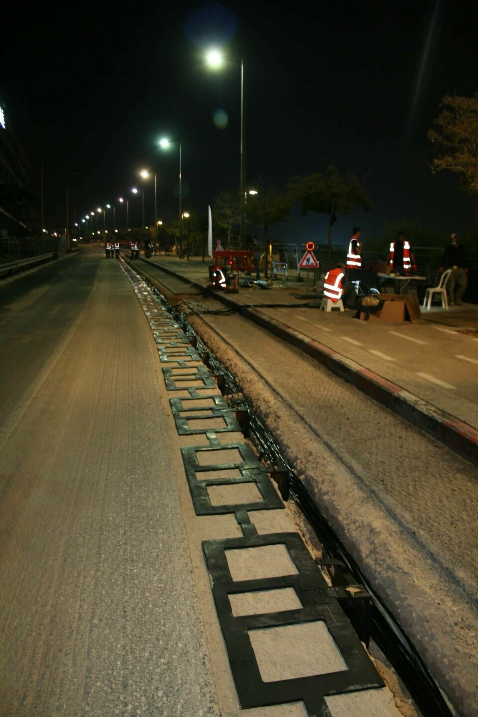 Laddspolarna installeras under asfalten. Bilden är tagen i Tel Aviv.