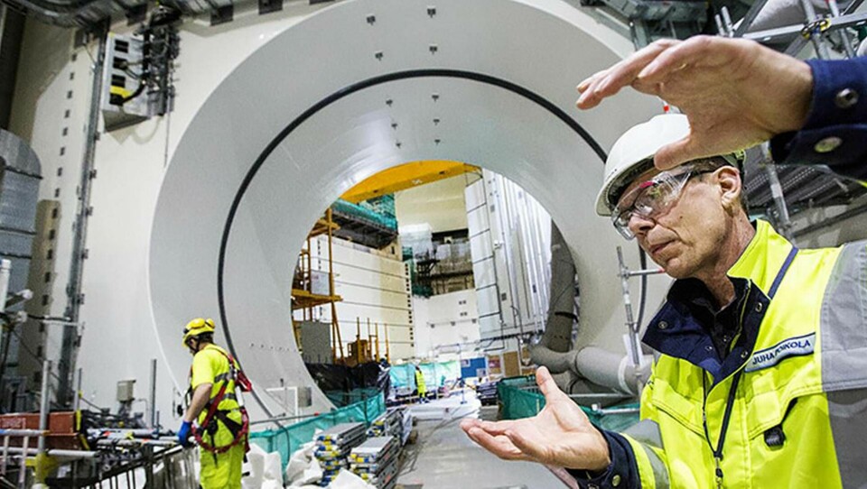 I reaktorbyggnaden i Olkiluoto 3 ska allt på plats innan flera viktiga systemtester genomförs i år inför starten 2018. Juha Poikola, TVO, vid ingången till reaktorhallen. Foto: Robert Seger / Moment