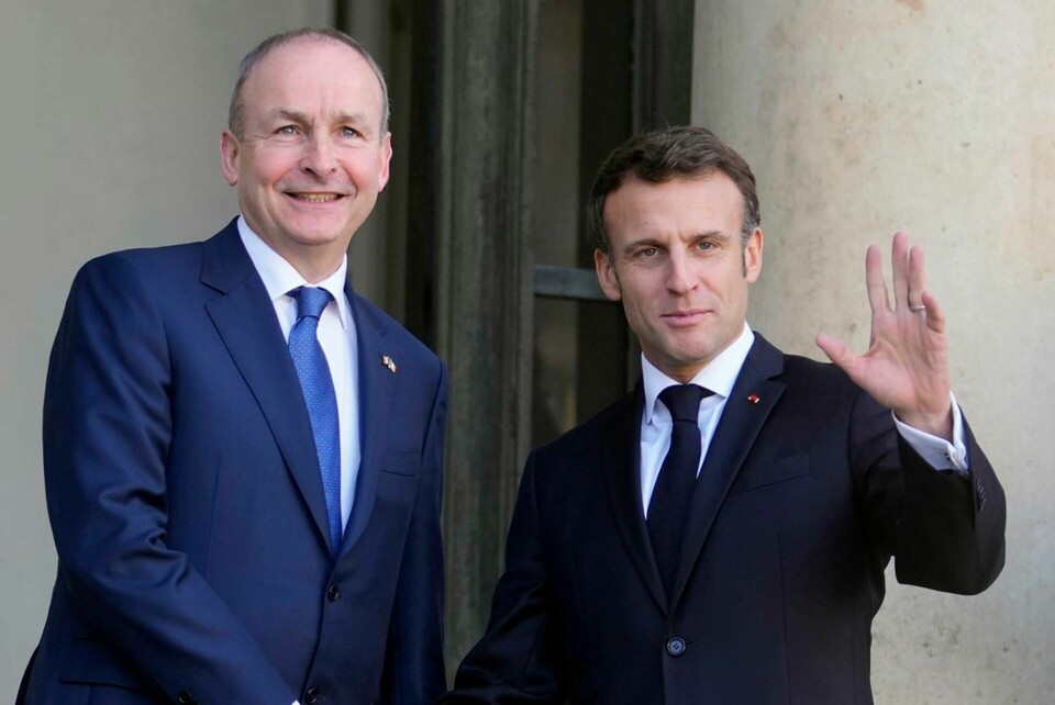 Den irländske premiärministern Micheál Martin, som här tas emot av Frankrikes president Emmanuel Macron, skrev under överenskommelsen i Paris. Foto: Thibault Camus/AP/TT