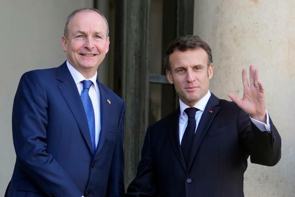Den irländske premiärministern Micheál Martin, som här tas emot av Frankrikes president Emmanuel Macron, skrev under överenskommelsen i Paris. Foto: Thibault Camus/AP/TT Den irländske premiärministern Micheál Martin, som här tas emot av Frankrikes president Emmanuel Macron, skrev under överenskommelsen i Paris. Foto: Thibault Camus/AP/TT