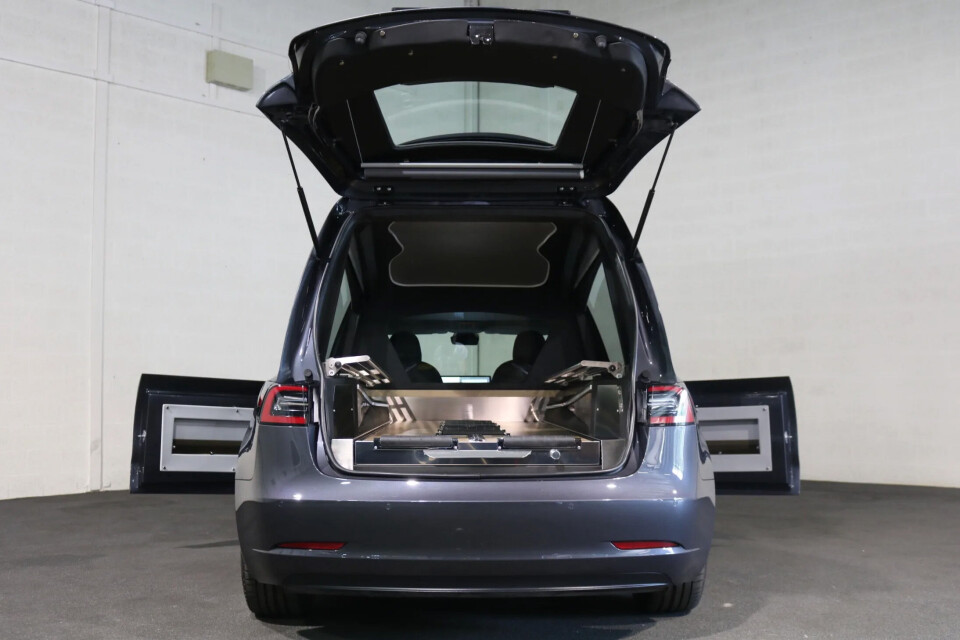 Tesla Hearse 3 - en likbil byggd på en Tesla Model 3 av Derks. Foto: Derks Tesla Hearse 3 - en likbil byggd på en Tesla Model 3 av Derks. Foto: Derks