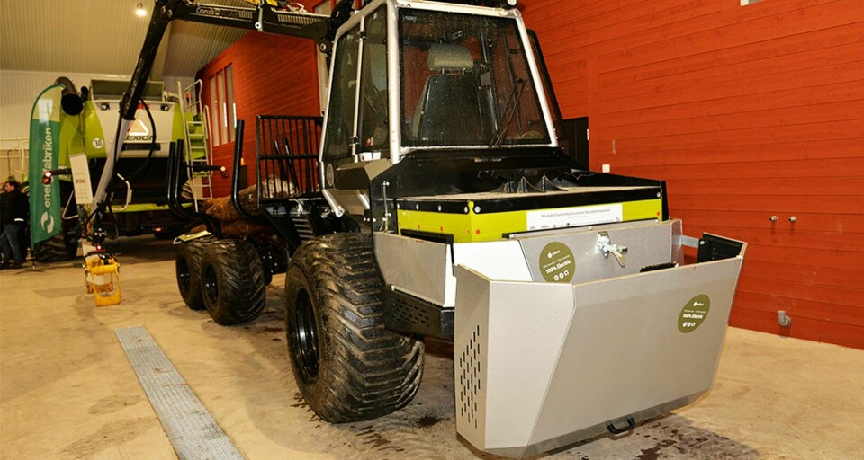 Skogsmaskinen använder samma batteri som den autonoma traktorn, men här ska föraren byta batteri med hjälp av Malwans befintliga kran. Foto: Tommy Harnesk