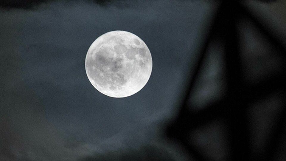 Månen skrumpnar i takt med att dess inre svalnar, visar bilder från Nasas rymdsond Lunar Reconnaissance Orbiter. Foto: Johan Nilsson / TT