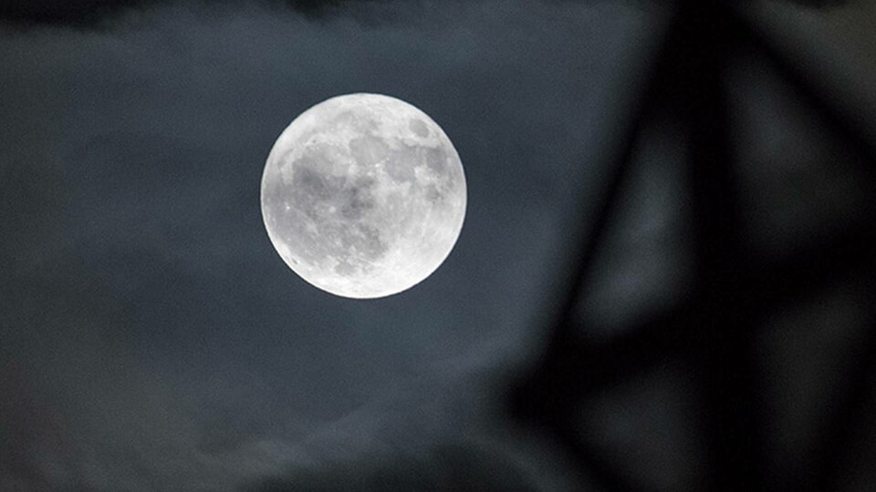 Månen skrumpnar i takt med att dess inre svalnar, visar bilder från Nasas rymdsond Lunar Reconnaissance Orbiter. Foto: Johan Nilsson / TT Månen skrumpnar i takt med att dess inre svalnar, visar bilder från Nasas rymdsond Lunar Reconnaissance Orbiter. Foto: Johan Nilsson / TT