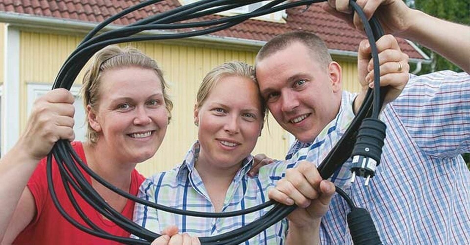 Kablar va' bra! Veronica Kjellgren, Madeleine Ahlgren och Fredrik Ahlgren är nyblivna Europamästare i att spara energi. Foto: Staffan Lindbom/BLT