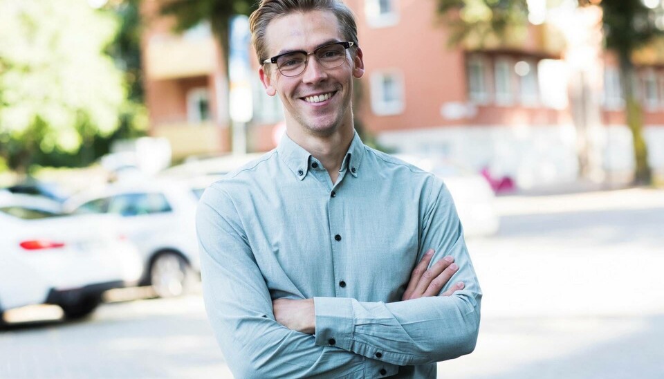 – Jag har en roll som specialist vilket placerar mig i vitt skilda skeenden och stadier av olika projekt. Alla uppdrag kan se olika ut, ibland är jag med redan från början när vi granskar kraven och analyserar beställningar till leverantören och jag kan sedan, beroende på uppdrag, vara med i nästan alla steg fram till verifiering och överlämning av avslutat projekt till försvaret, säger Dan Eld. – Jag har en roll som specialist vilket placerar mig i vitt skilda skeenden och stadier av olika projekt. Alla uppdrag kan se olika ut, ibland är jag med redan från början när vi granskar kraven och analyserar beställningar till leverantören och jag kan sedan, beroende på uppdrag, vara med i nästan alla steg fram till verifiering och överlämning av avslutat projekt till försvaret, säger Dan Eld.