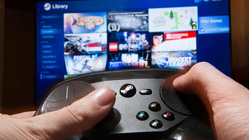En person använder sin Steam-kontroller för att välja ett spel. Foto: Hennell / Alamy / IBL En person använder sin Steam-kontroller för att välja ett spel. Foto: Hennell / Alamy / IBL