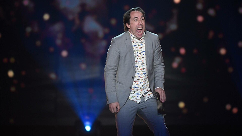 Komikern Per Andersson delar ut priset Årets Humor på årets Guldtubengala på Annexet i Stockholm. Foto: Fredrik Sandberg / TT Komikern Per Andersson delar ut priset Årets Humor på årets Guldtubengala på Annexet i Stockholm. Foto: Fredrik Sandberg / TT